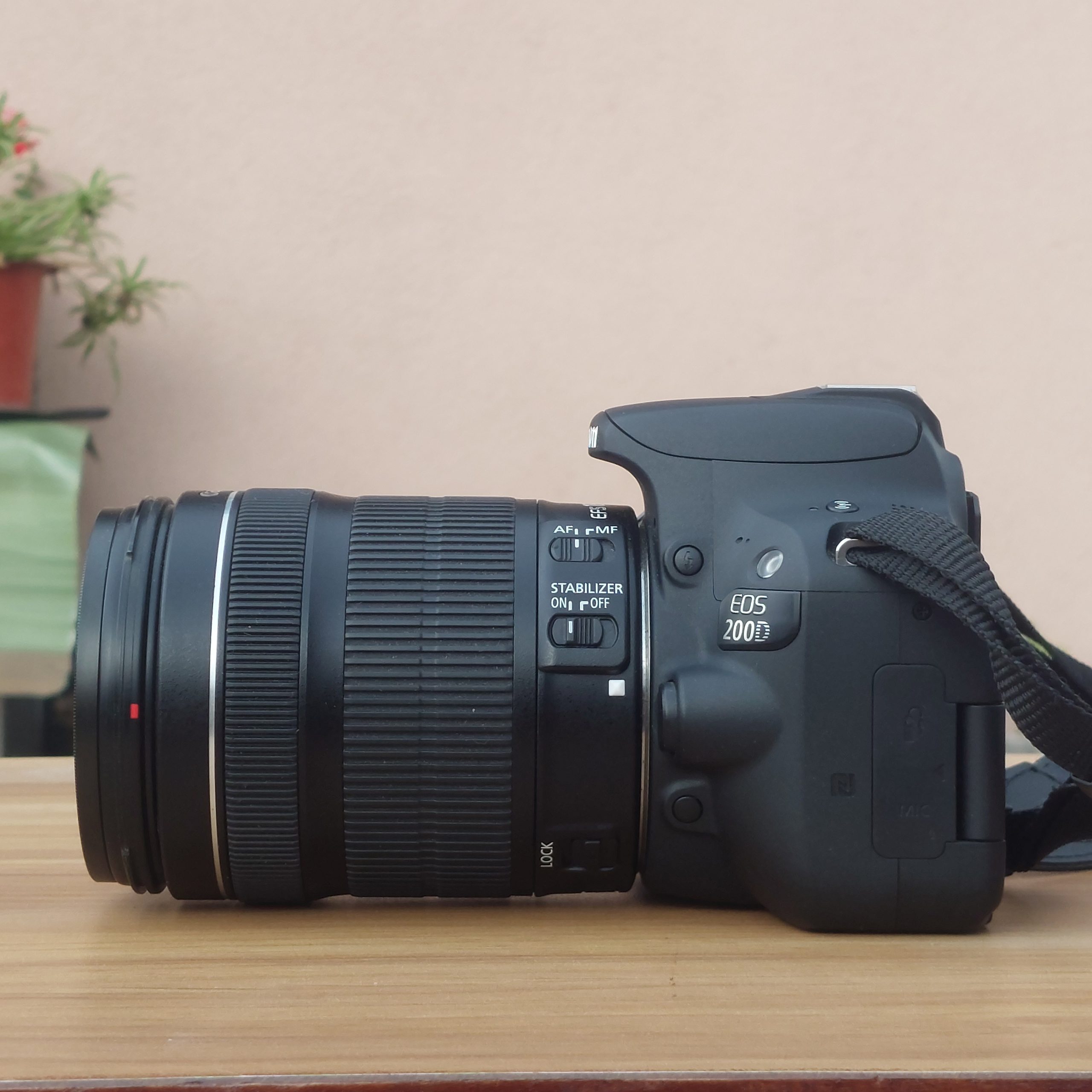 Canon EOS 200D, side view